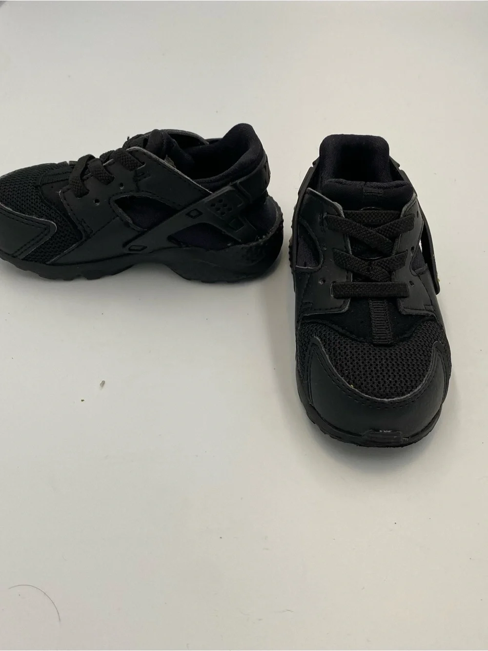 Nike Kids Black Lace-Up Athletic Sneakers  ( Huarache)